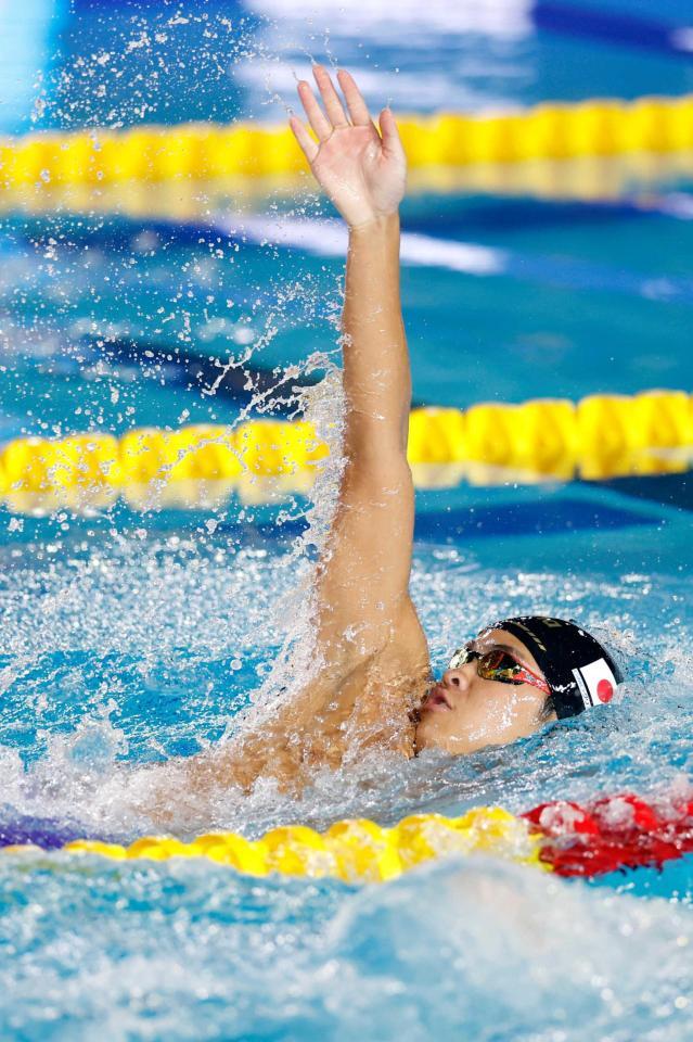 　男子２００メートル背泳ぎ決勝で力泳する小島夢貴（共同）