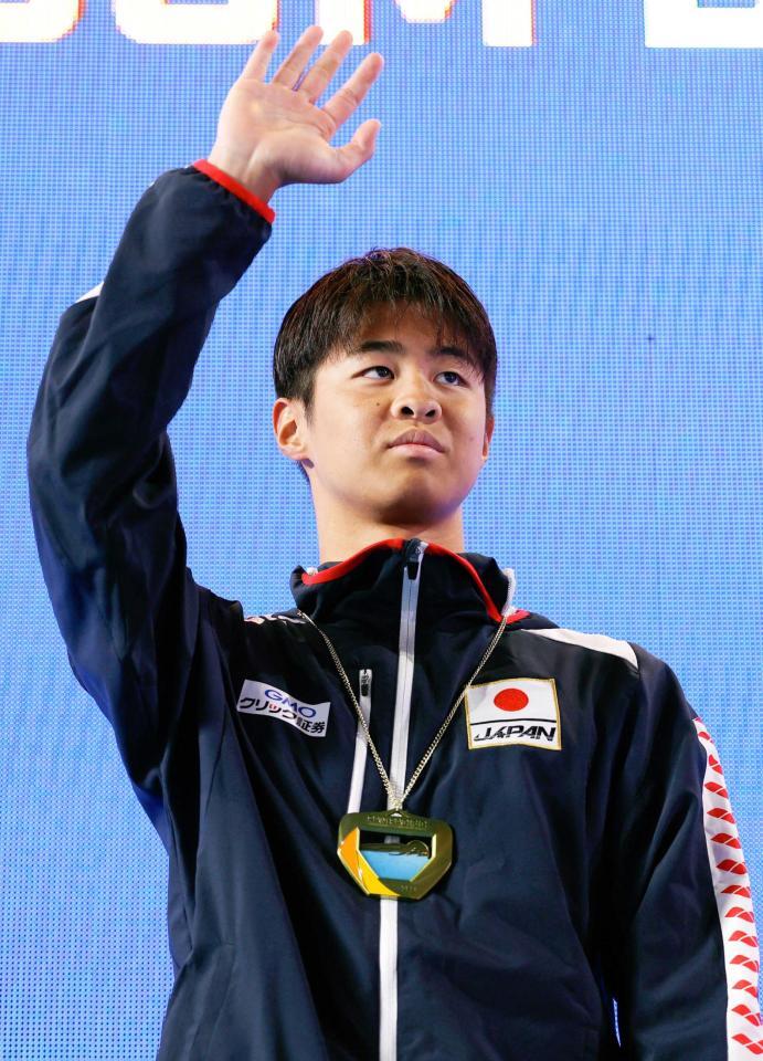 　男子２００メートル背泳ぎで優勝し、表彰式で歓声に応える小島夢貴（共同）