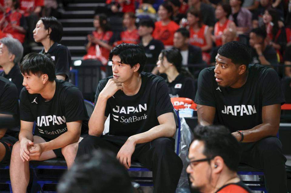 第１クオーター、戦況を見つめる八村（右）ら