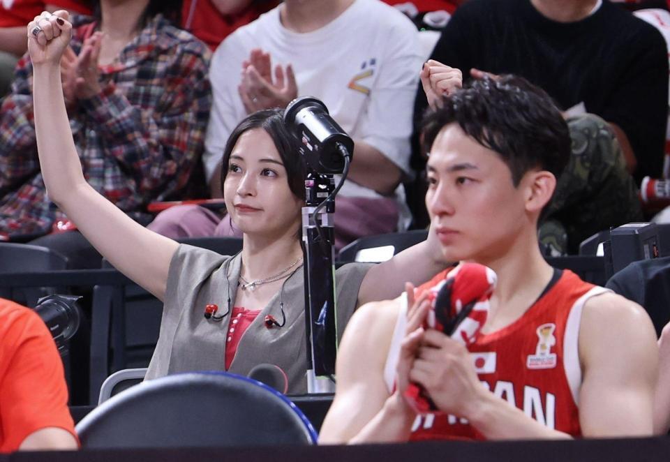 河村勇輝の後方でノリノリの広瀬すず（撮影・金田祐二）