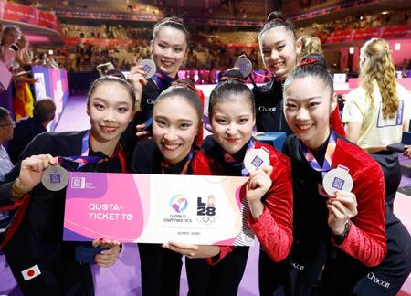 　ロス五輪出場枠を獲得し、笑顔で撮影に応じる日本代表（共同）