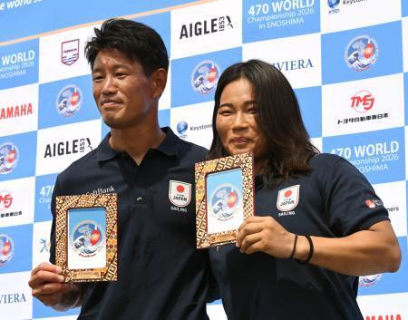　セーリングの４７０級世界選手権で４位となった磯崎哲也（左）、関友里恵組＝１７日、神奈川県藤沢市
