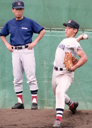 　１９９８年７月、投球練習する横浜高の松坂大輔投手（右）を見守る渡辺元智監督＝横浜市の横浜高校グラウンド