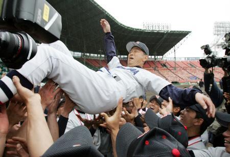 　２００６年４月、選抜高校野球大会で優勝し、ナインに胴上げされる横浜高の渡辺元智監督＝甲子園球場