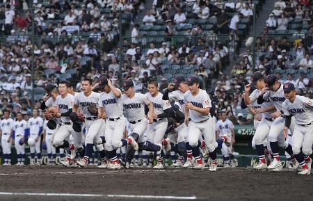 　霞ケ浦に勝利し、駆け出す横浜ナイン＝１６日、甲子園