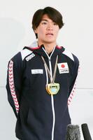 帰国し、取材に応じる松下知之