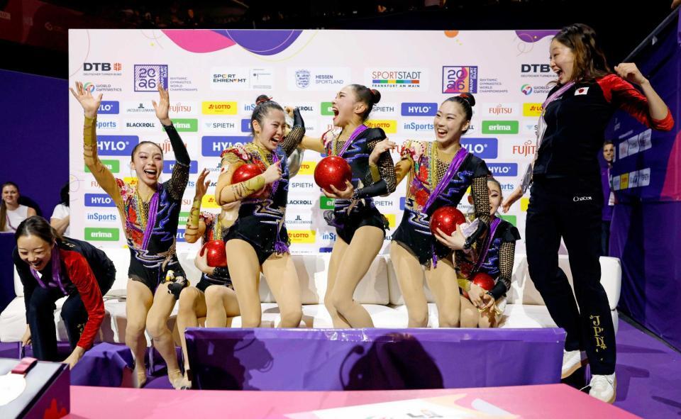 　団体総合でボールの得点を確認し、盛り上がる日本代表の選手ら（共同）
