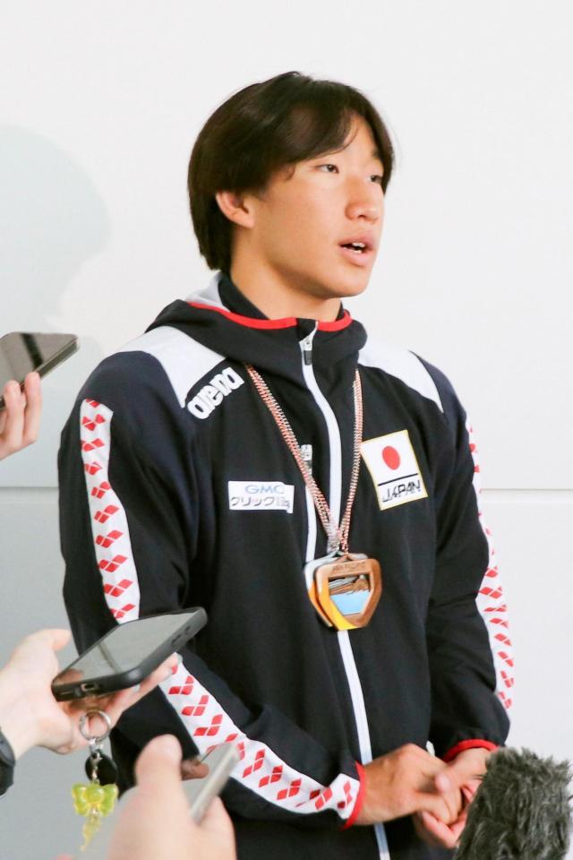 帰国し、取材に応じる大橋信