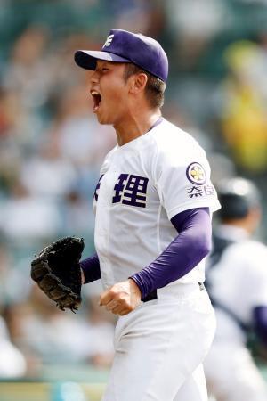　天理-三重　７回裏、ピンチを切り抜け喜ぶ天理・橋本＝甲子園