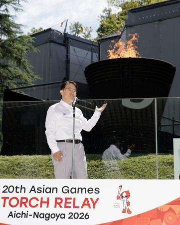 　東京・ＭＵＦＧスタジアムで行われた愛知・名古屋アジア大会の聖火リレーの採火式で、あいさつする愛知県の大村秀章知事＝１８日