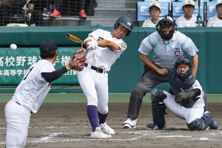 　天理-三重　８回表天理１死一、二塁、大塚が右翼に適時打を放つ。投手吉井、捕手大西＝甲子園