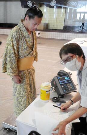 体重計に乗る宇瑠寅