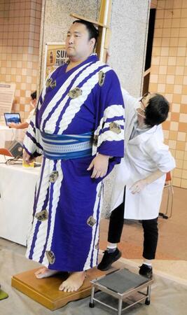 身長を測る佐田の海