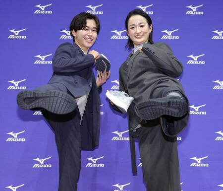 シューズを手に前蹴りのポーズをとる鈴木福（左）と清水希容さん（撮影・棚橋慶太）