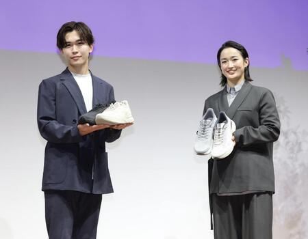 シューズを手にする鈴木福（左）と清水希容（撮影・棚橋慶太）