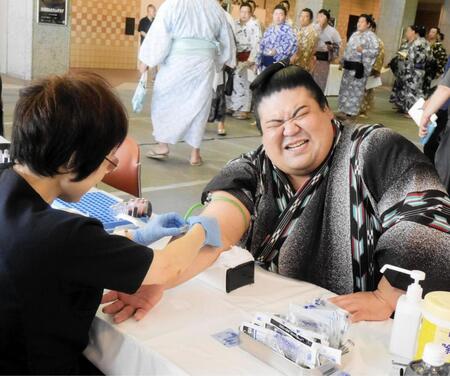採血に臨む嘉陽