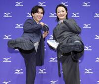シューズを手に前蹴りのポーズをとる鈴木福（左）と清水希容さん（撮影・棚橋慶太）