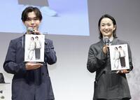 田村大さんから贈呈された自身のイラストを披露する鈴木福（左）と清水希容（撮影・棚橋慶太）