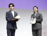 シューズを手にする鈴木福（左）と清水希容（撮影・棚橋慶太）