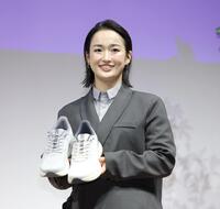 シューズを手にする清水希容（撮影・棚橋慶太）