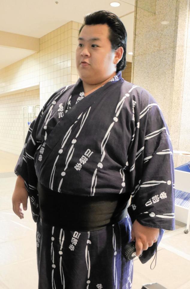 取材に応じる川副