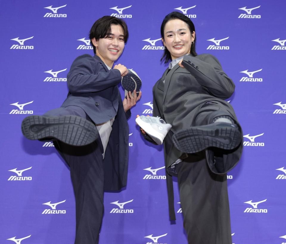 シューズを手に前蹴りのポーズをとる鈴木福（左）と清水希容さん（撮影・棚橋慶太）