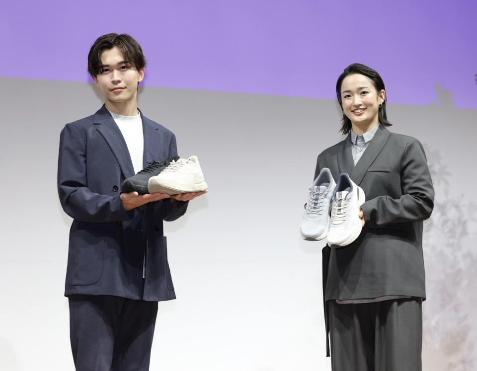 シューズを手にする鈴木福（左）と清水希容（撮影・棚橋慶太）
