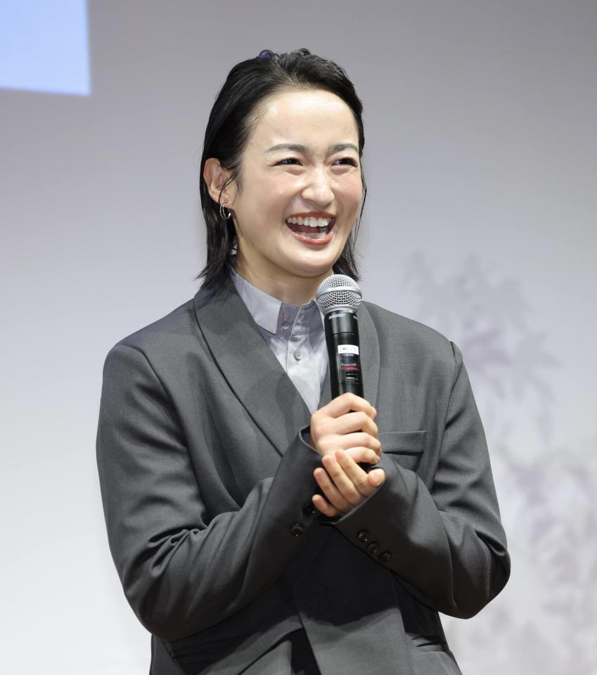 笑顔で話す清水希容（撮影・棚橋慶太）