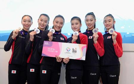 　ドイツから帰国し、銀メダルを手にポーズをとる新体操日本代表の（左から）田辺観世埜、田中友菜、田口久乃、西本愛実、花村夏実、真鍋凜