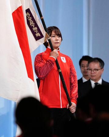 愛知・名古屋アジア大会の日本選手団の結団式で、団旗を手にするレスリング女子の藤波朱理
