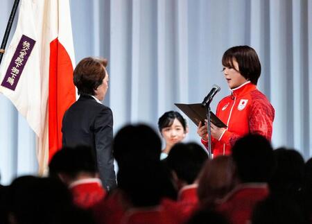 愛知・名古屋アジア大会の日本選手団の結団式で、決意表明するレスリング女子の藤波朱理（右）