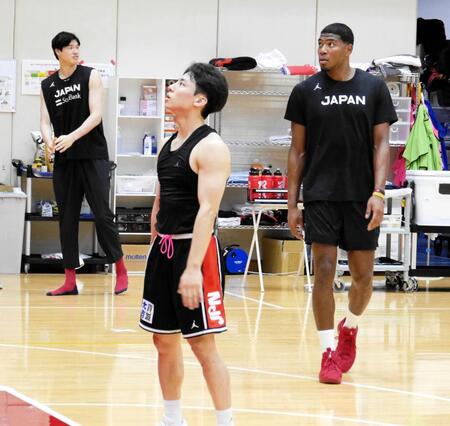 練習に取り組む（左から）渡辺雄太、河村勇輝、八村塁