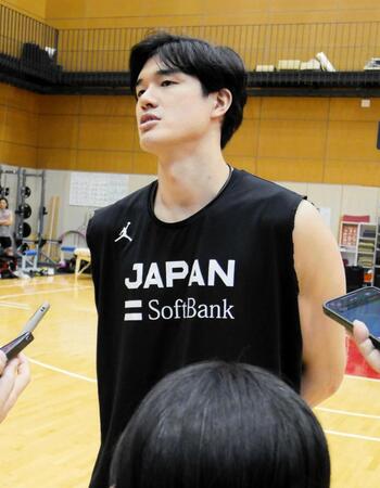 取材に応じる渡辺雄太