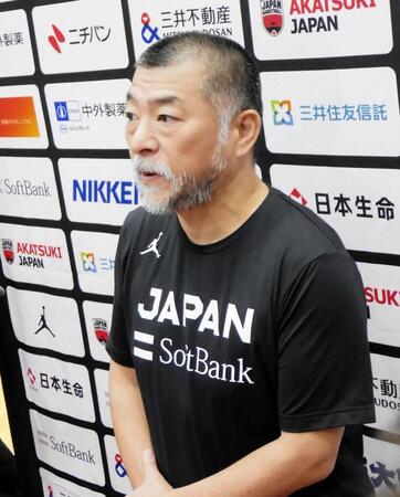 取材に応じる桶谷大監督