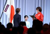 橋本聖子ＪＯＣ会長（左）に決意表明する藤波朱理（右）＝撮影・石井剣太郎