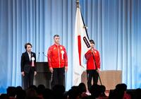 愛知・名古屋アジア大会の日本選手団の結団式で、団旗を手にするレスリング女子の藤波朱理。左はＪＯＣの橋本聖子会長、中央は井上康生団長