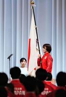 愛知・名古屋アジア大会の日本選手団の結団式で、団旗を手にするレスリング女子の藤波朱理