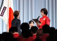 愛知・名古屋アジア大会の日本選手団の結団式で、決意表明するレスリング女子の藤波朱理（右）