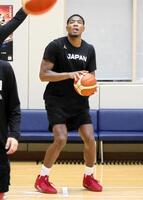 シュート練習に取り組む八村塁＝都内