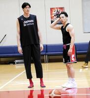 コートで言葉を交わす渡辺雄太（左）と河村勇輝