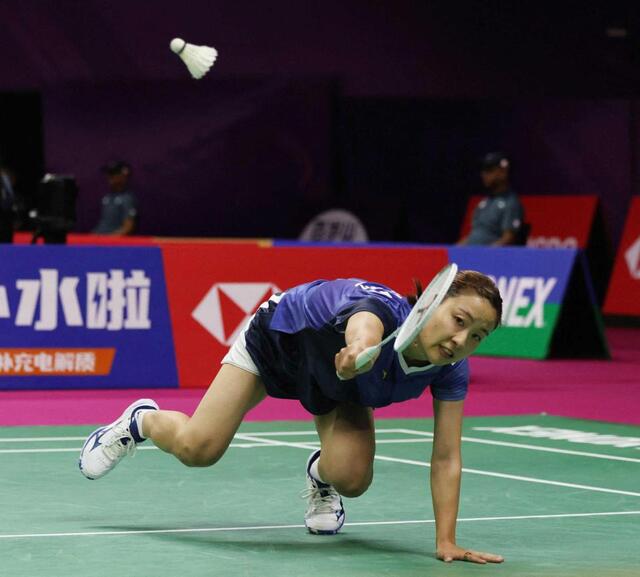 　女子シングルス１回戦でトルコ選手と対戦する奥原希望（ロイター＝共同）