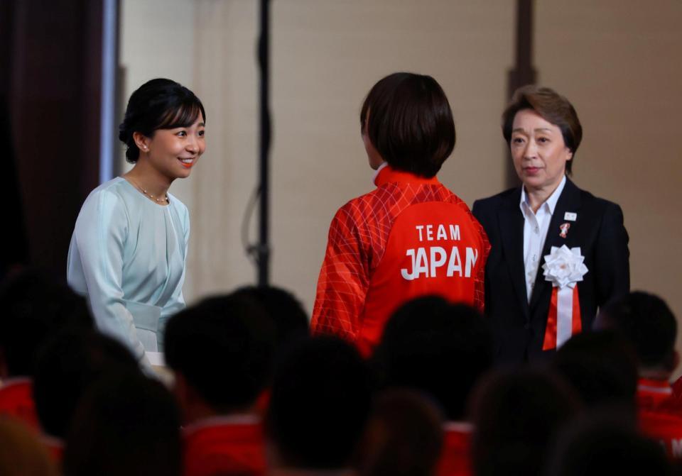 藤波朱理（中央）にお言葉をかけられる佳子さま。右は橋本聖子ＪＯＣ会長（撮影・石井剣太郎）