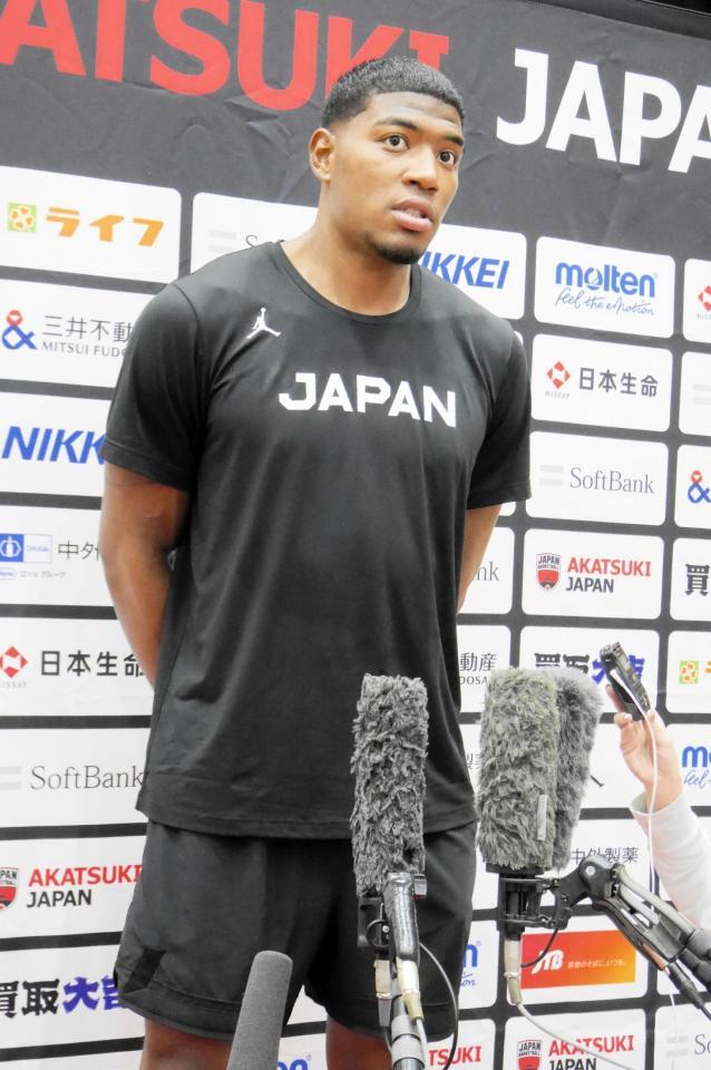 取材に応じる八村塁