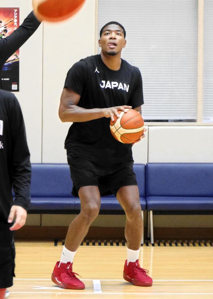 シュート練習に取り組む八村塁＝都内