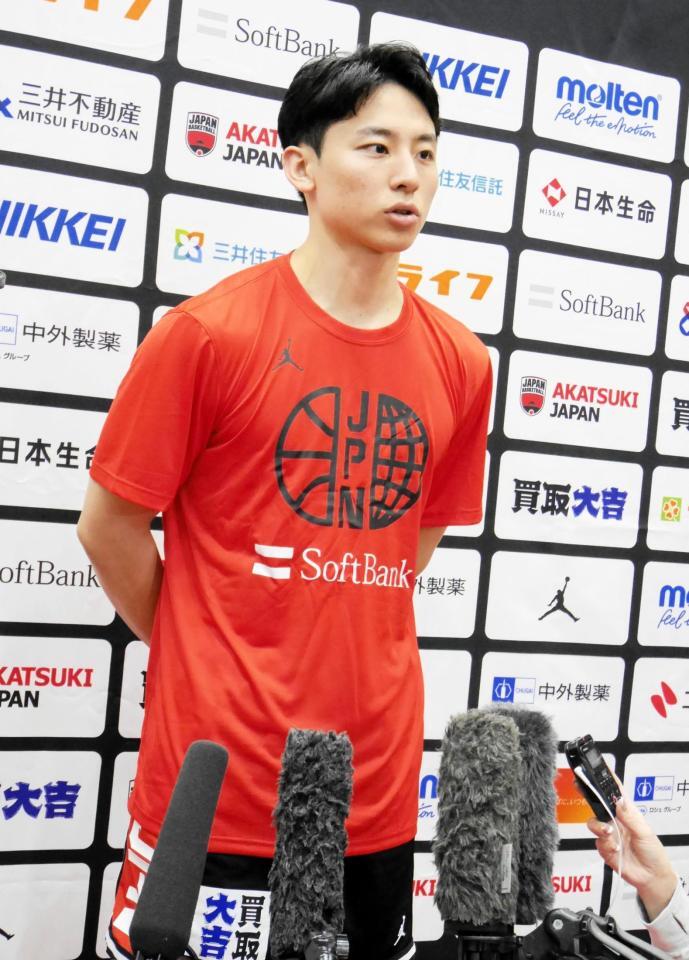 取材に応じる河村勇輝＝都内