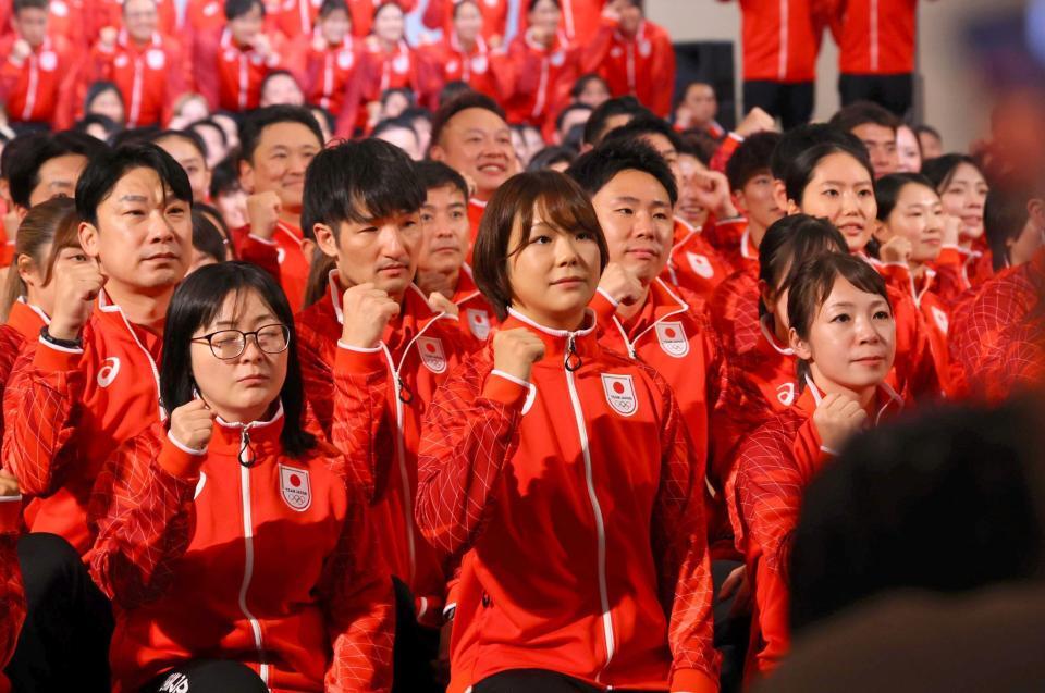 記念撮影する藤波朱理（前列中央）らＴＥＡＭ　ＪＡＰＡＮ（撮影・石井剣太郎）
