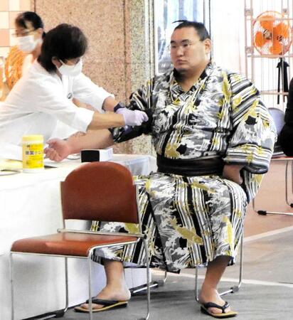 　血圧を測る豊昇龍