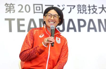 １９日のアジア競技大会結団式で取材に応じる上野由岐子（撮影・石井剣太郎）