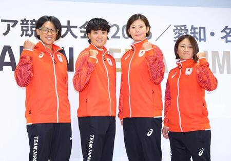１９日のアジア競技大会結団式ポーズをとる（左から）上野由岐子、後藤希友、三輪さくら、石川恭子（撮影・石井剣太郎）