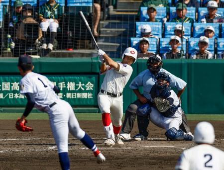 　智弁和歌山-横浜　３回裏智弁和歌山無死二、三塁、楠本が右越えに３ランを放つ。投手織田、捕手脇山＝甲子園